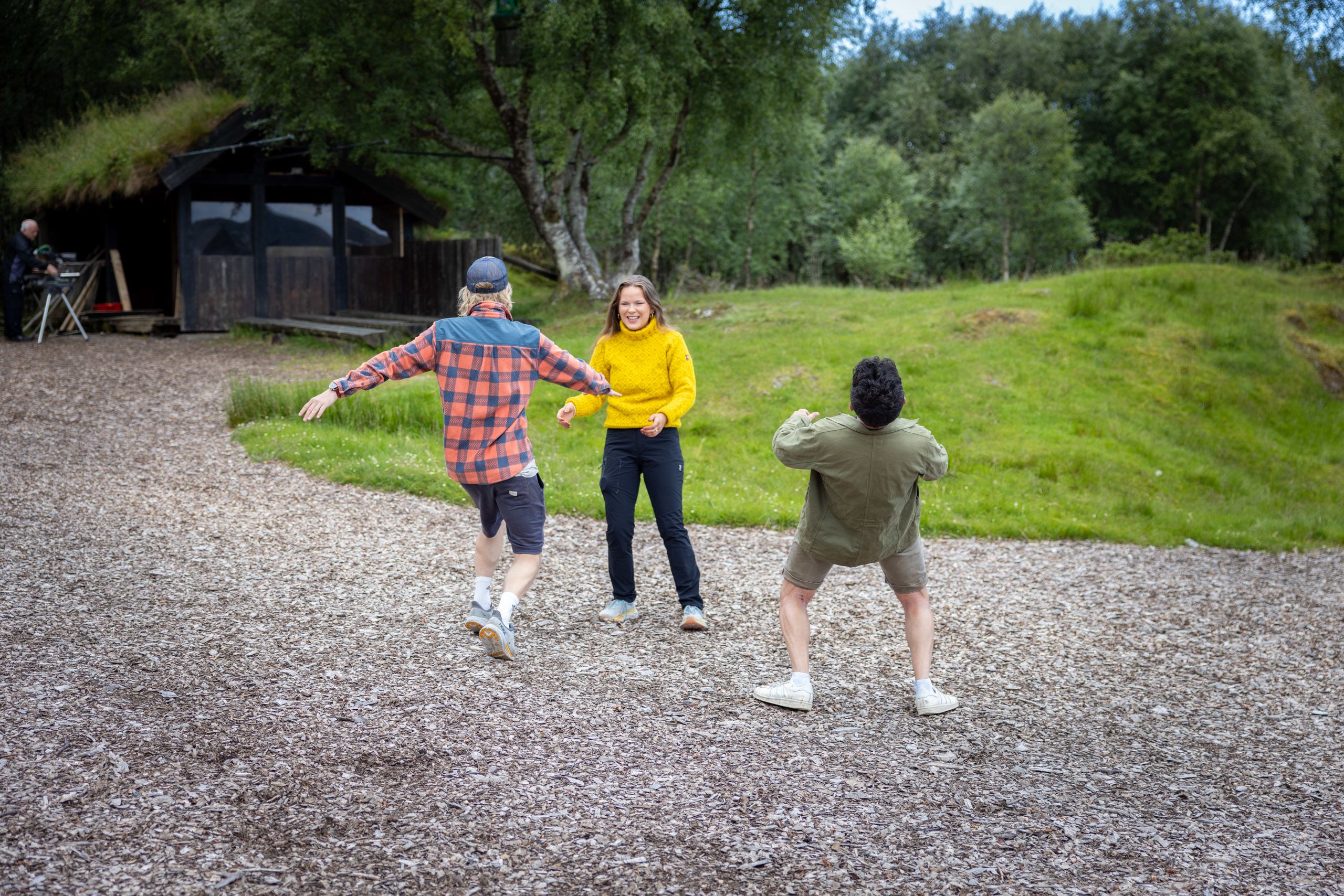 Maja kan ikkje anna enn å le då «kjærasten» Møre Karl (Eirik Rishlm Velle) dansar for henne, medan Tormod Løvold – som her er stand-in for Kim Helge Strømmen (Ingolf Ynda) – gjer «limbo» ved sida av.