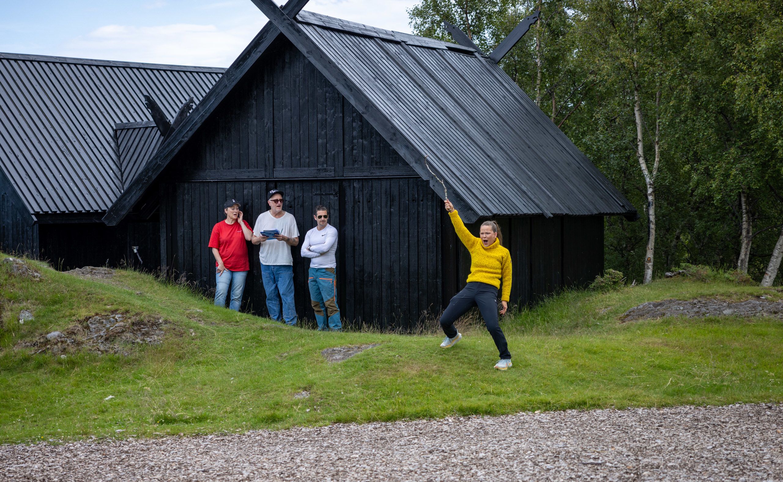 Kjersti Elvik, Svein Harry Schöttker-Hauge, regissør Eirik Del Barco Soleglad og Maja Aspås Teialeret under ei øving til Herøyspelet Kongens Ring 2024. Foto: Josefine Spiro Foto: Josefine Spiro/JoDa Media